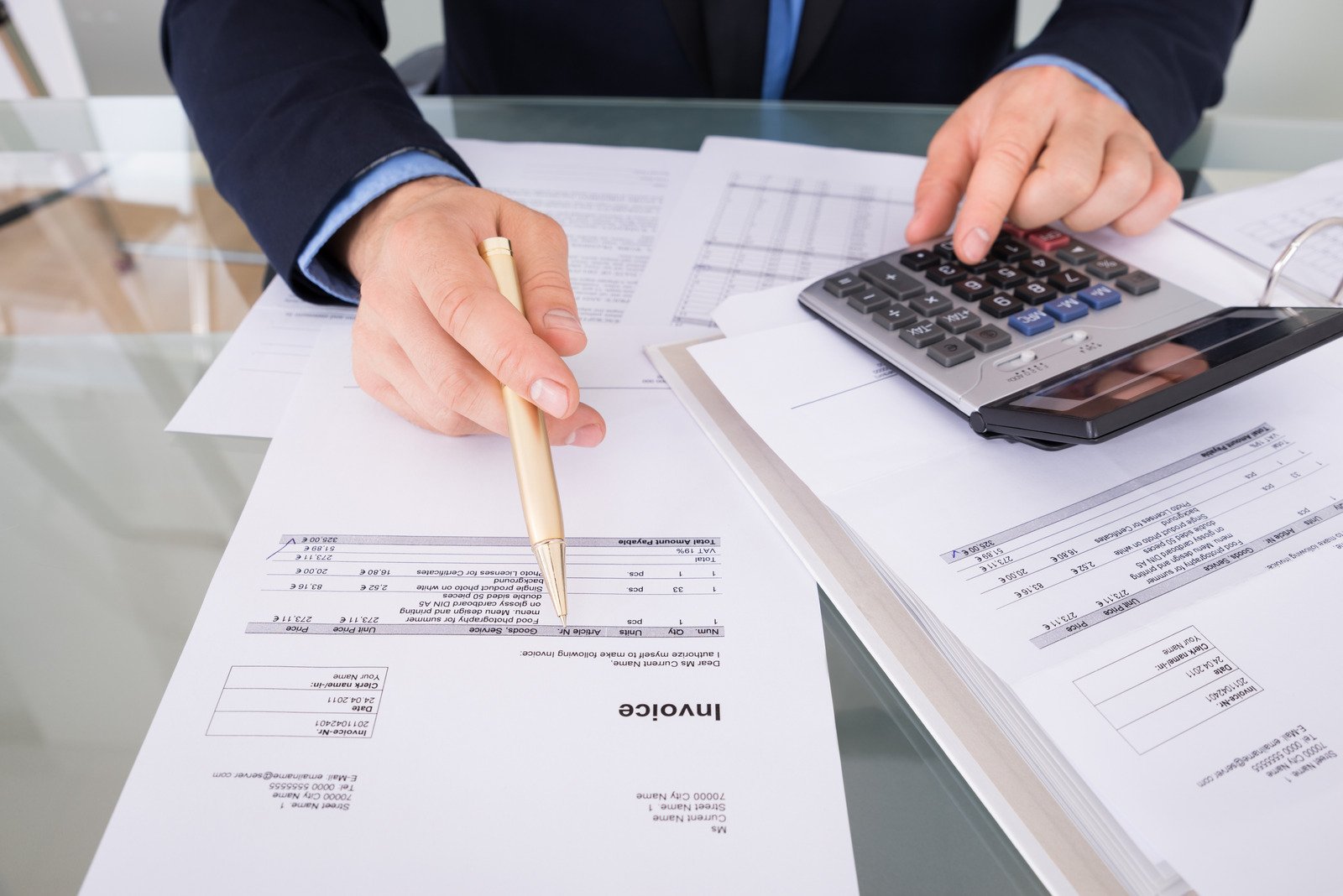 CA Observing the unpaid invoices